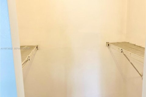 Condo in Miami, Florida, 2 bedrooms  № 2041199 - photo 8