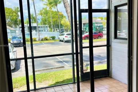 Condo in Miami, Florida, 2 bedrooms  № 2041199 - photo 5