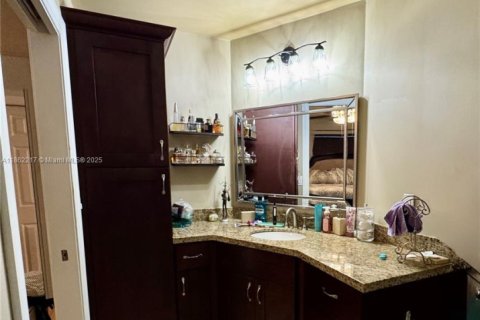 House in Miami, Florida 3 bedrooms, 176.98 sq.m. № 1889782 - photo 28