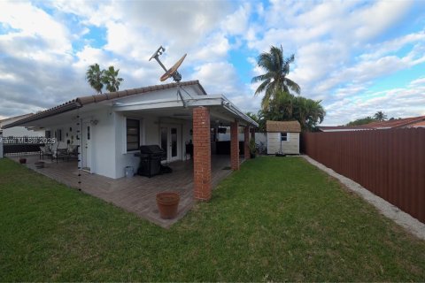 House in Miami, Florida 3 bedrooms, 176.98 sq.m. № 1889782 - photo 30