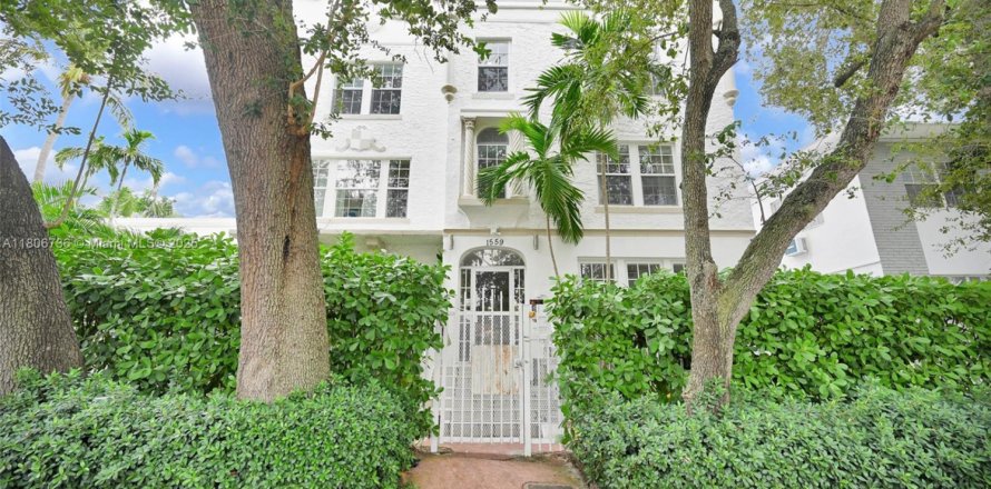 Condominio en Miami Beach, Florida, 2 dormitorios № 1739504