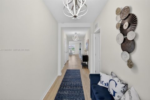 Casa en venta en Mount Dora, Florida, 4 dormitorios, 253.16 m2 № 2056047 - foto 2