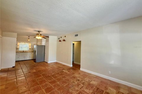 House in Orlando, Florida 2 bedrooms, 119.38 sq.m. № 2094695 - photo 9