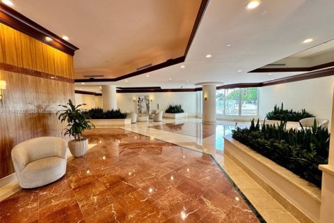 Condo in Surfside, Florida, 2 bedrooms  № 2005100 - photo 14