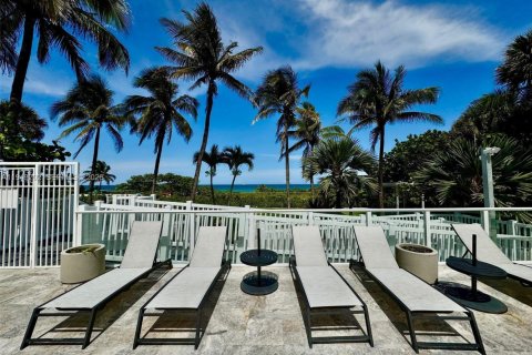 Condo in Surfside, Florida, 2 bedrooms  № 2005100 - photo 12