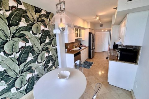 Condo in Surfside, Florida, 2 bedrooms  № 2005100 - photo 3