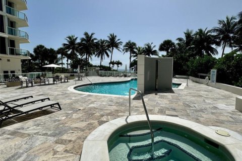 Condo in Surfside, Florida, 2 bedrooms  № 2005100 - photo 17