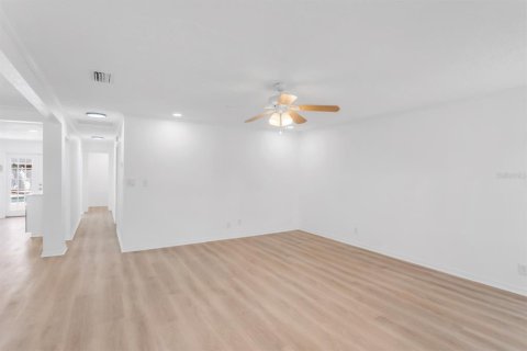 House in Saint Petersburg, Florida 3 bedrooms, 130.34 sq.m. № 1655672 - photo 9