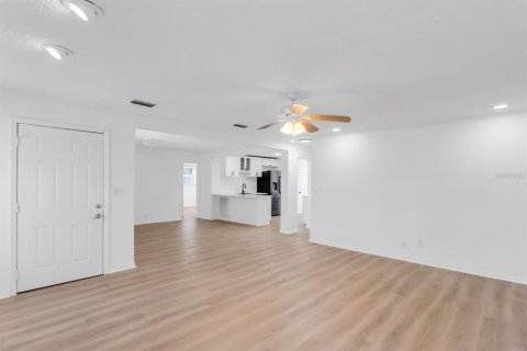 House in Saint Petersburg, Florida 3 bedrooms, 130.34 sq.m. № 1655672 - photo 8