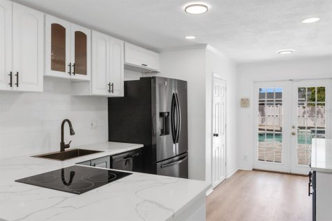 House in Saint Petersburg, Florida 3 bedrooms, 130.34 sq.m. № 1655672 - photo 17