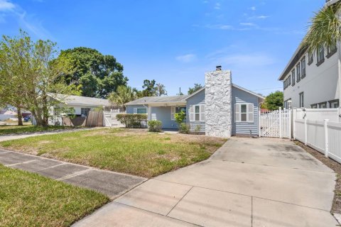House in Saint Petersburg, Florida 3 bedrooms, 130.34 sq.m. № 1655672 - photo 5