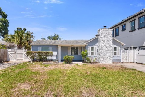 House in Saint Petersburg, Florida 3 bedrooms, 130.34 sq.m. № 1655672 - photo 1