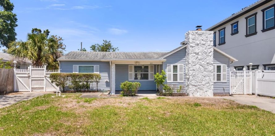 House in Saint Petersburg, Florida 3 bedrooms, 130.34 sq.m. № 1655672