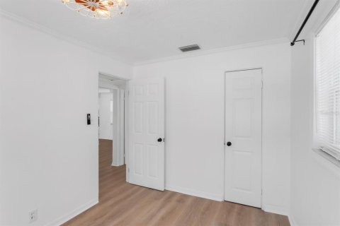 House in Saint Petersburg, Florida 3 bedrooms, 130.34 sq.m. № 1655672 - photo 27