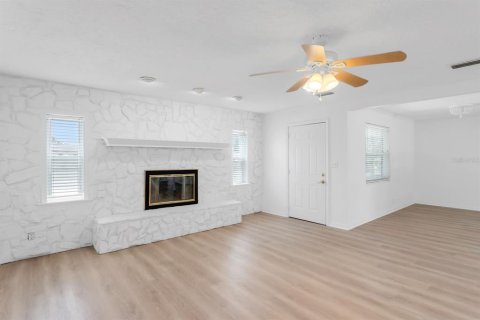 House in Saint Petersburg, Florida 3 bedrooms, 130.34 sq.m. № 1655672 - photo 6