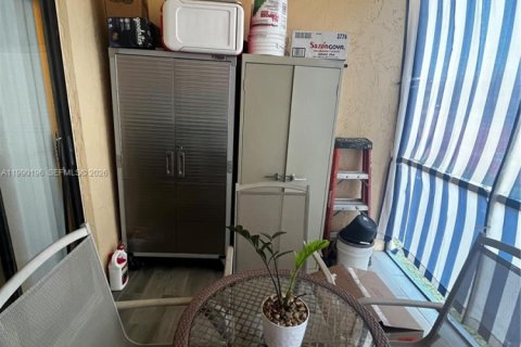 Condo in Hollywood, Florida, 2 bedrooms  № 2066130 - photo 29