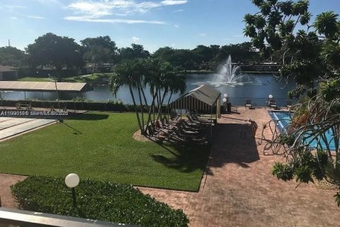 Condo in Hollywood, Florida, 2 bedrooms  № 2066130 - photo 10