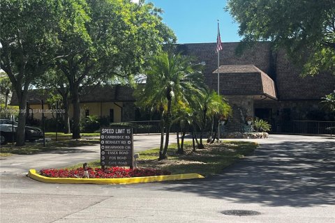 Condo in Hollywood, Florida, 2 bedrooms  № 2066130 - photo 18
