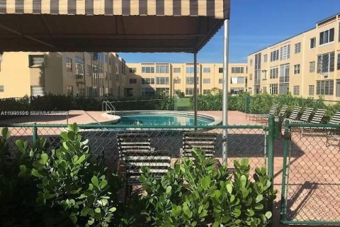 Condo in Hollywood, Florida, 2 bedrooms  № 2066130 - photo 17