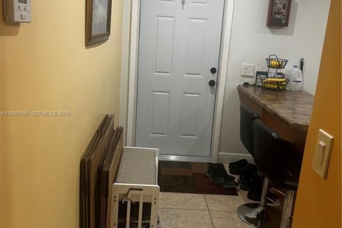 Condo in Hollywood, Florida, 2 bedrooms  № 2066130 - photo 27