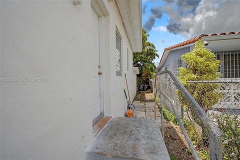 Propiedad comercial en venta en Miami, Florida, 212.56 m2 № 2153765 - foto 23