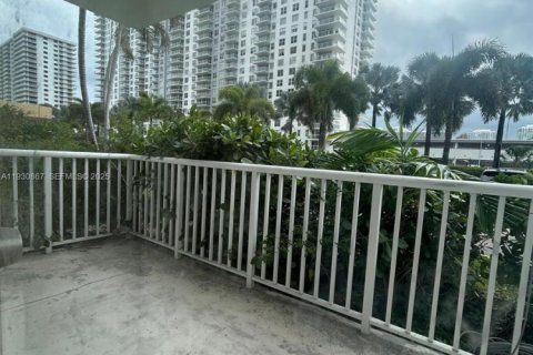 Condominio en venta en Sunny Isles Beach, Florida, 1 dormitorio, 102.56 m2 № 1989704 - foto 4