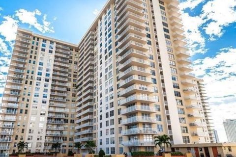 Condominio en venta en Sunny Isles Beach, Florida, 1 dormitorio, 102.56 m2 № 1989704 - foto 1