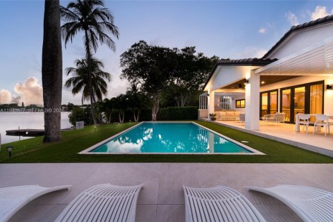 Casa en alquiler en Miami, Florida, 5 dormitorios, 289.39 m2 № 2059940 - foto 2