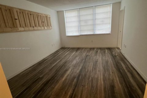 Condominio en alquiler en Miami, Florida, 1 dormitorio, 84.45 m2 № 1975207 - foto 5