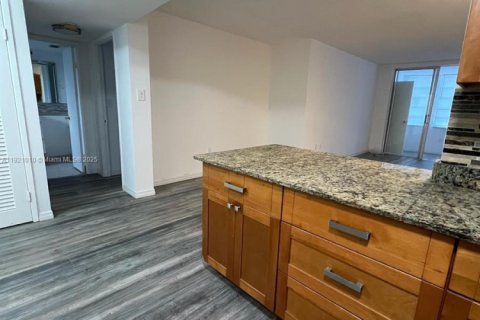 Condominio en alquiler en Miami, Florida, 1 dormitorio, 84.45 m2 № 1975207 - foto 2