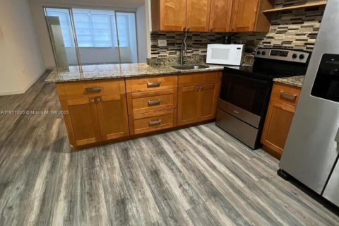 Condominio en alquiler en Miami, Florida, 1 dormitorio, 84.45 m2 № 1975207 - foto 1