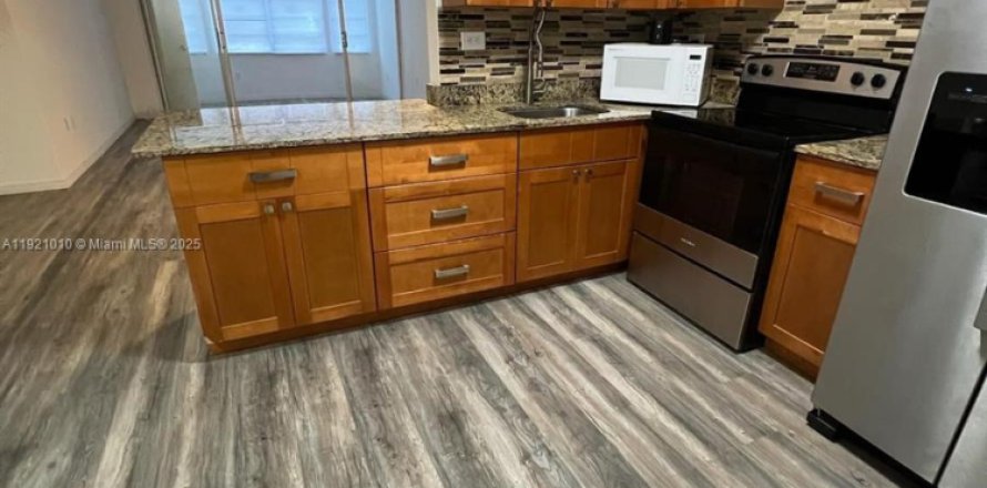 Condominio en Miami, Florida, 1 dormitorio  № 1975207