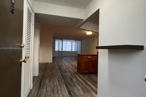 Condominio en alquiler en Miami, Florida, 1 dormitorio, 84.45 m2 № 1975207 - foto 3
