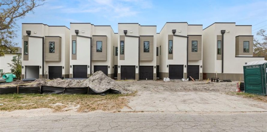 Townhouse in Tampa, Florida 3 bedrooms, 244.33 sq.m. № 1569576