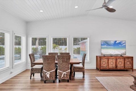 House in Anna Maria, Florida 3 bedrooms, 123.19 sq.m. № 2117060 - photo 19