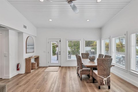 House in Anna Maria, Florida 3 bedrooms, 123.19 sq.m. № 2117060 - photo 21
