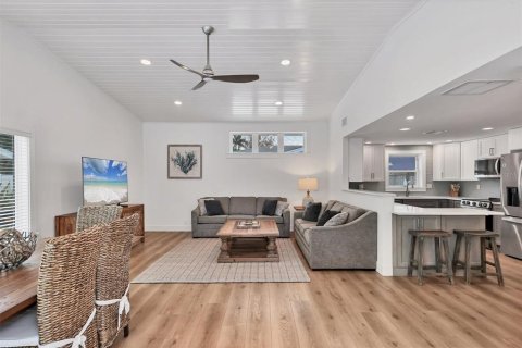 House in Anna Maria, Florida 3 bedrooms, 123.19 sq.m. № 2117060 - photo 14