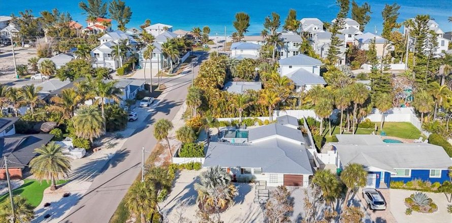 House in Anna Maria, Florida 3 bedrooms, 123.19 sq.m. № 2117060