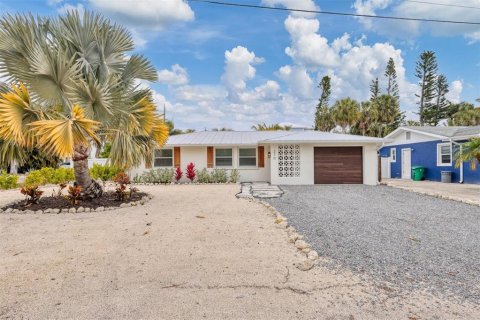 House in Anna Maria, Florida 3 bedrooms, 123.19 sq.m. № 2117060 - photo 2