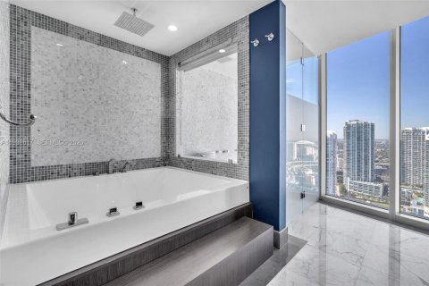 Condo in Miami, Florida, 2 bedrooms  № 2059717 - photo 15