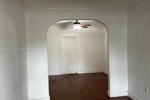 House in Miami, Florida 2 bedrooms, 91.04 sq.m. № 2001828 - photo 2
