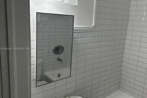 House in Miami, Florida 2 bedrooms, 91.04 sq.m. № 2001828 - photo 5