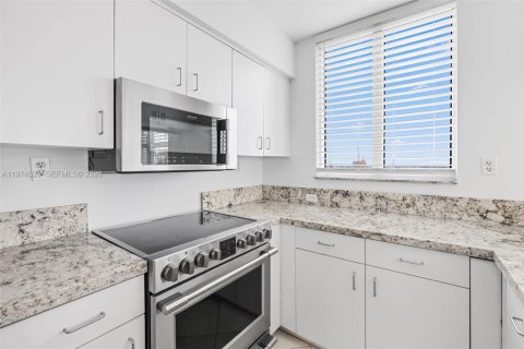 Condo in Miami Beach, Florida, 2 bedrooms  № 2036012 - photo 10