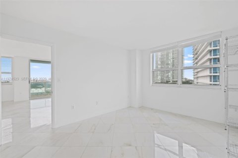 Condo in Miami Beach, Florida, 2 bedrooms  № 2036012 - photo 13