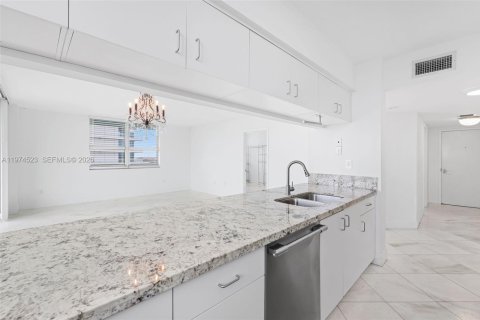 Condo in Miami Beach, Florida, 2 bedrooms  № 2036012 - photo 11