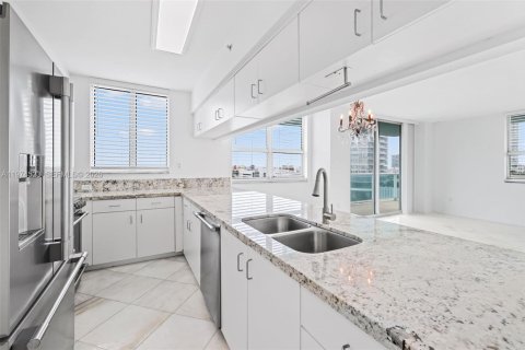 Condo in Miami Beach, Florida, 2 bedrooms  № 2036012 - photo 8