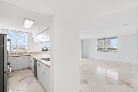 Condo in Miami Beach, Florida, 2 bedrooms  № 2036012 - photo 5