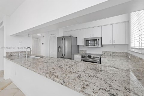 Condo in Miami Beach, Florida, 2 bedrooms  № 2036012 - photo 12