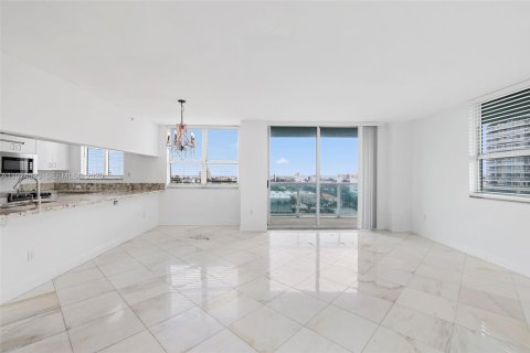 Condo in Miami Beach, Florida, 2 bedrooms  № 2036012 - photo 2
