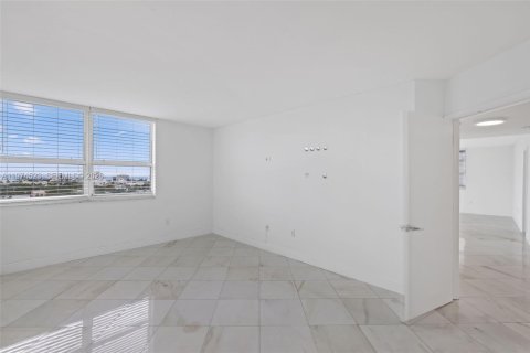 Condo in Miami Beach, Florida, 2 bedrooms  № 2036012 - photo 20